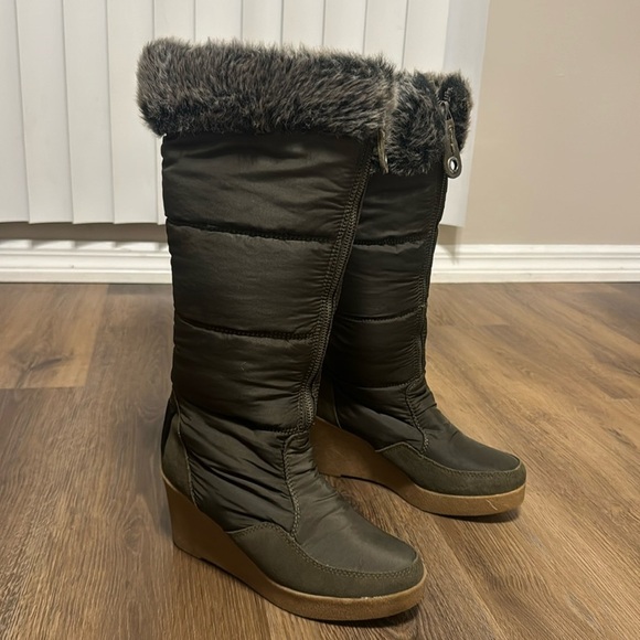 JUICY COUTURE Faux Fur Lined Knee High Platform Wedge boots Full Zip Green SZ 8 - Picture 1 of 13